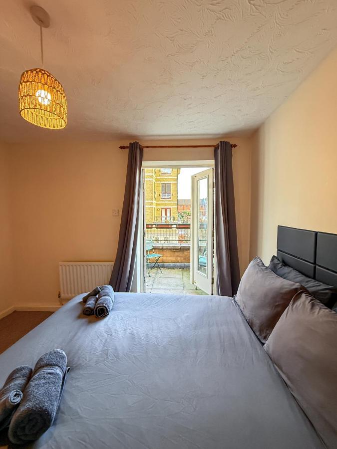 Modern 2 Bed Sleeps 6 near O2 ExCeL Enjoy river views and easy access to the IFS Cloud Cable Car Features 2 bedrooms plus a sofa bed for 6 guests - 2
