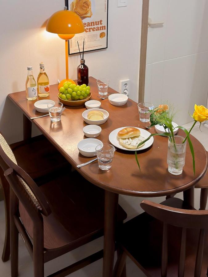 NEW 7 minutes from Hongik University Station Airport Railroad Airport Bus 3 minutes 5 people