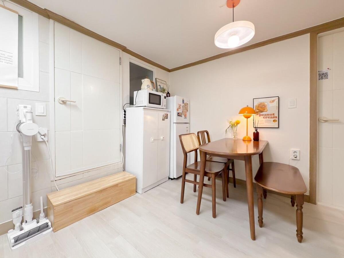 NEW 7 minutes from Hongik University Station Airport Railroad Airport Bus 3 minutes 5 people - 4