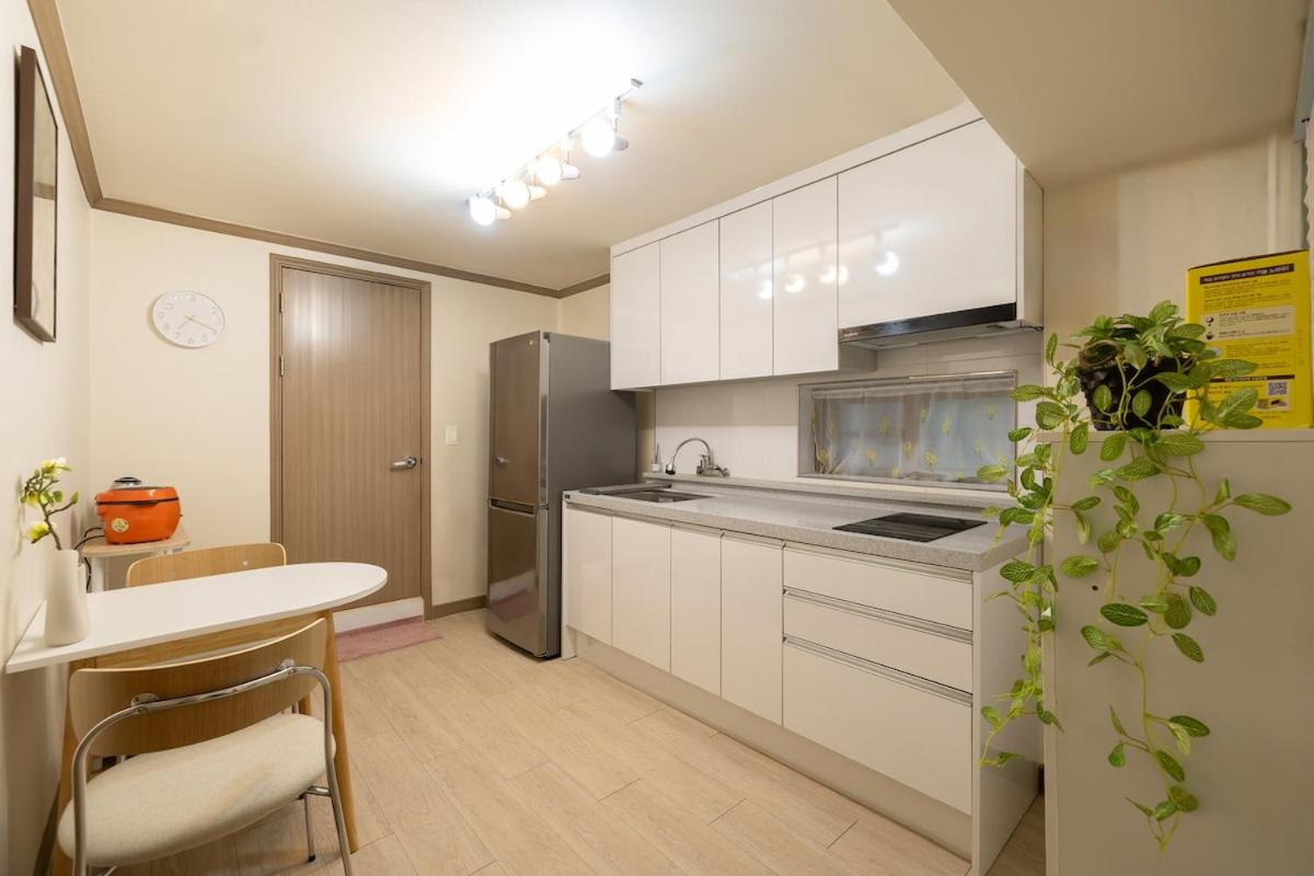 Seoul Station,3R6B, 12-person family, group, Myeongdong, Itaewon, cinema, free parking - 5