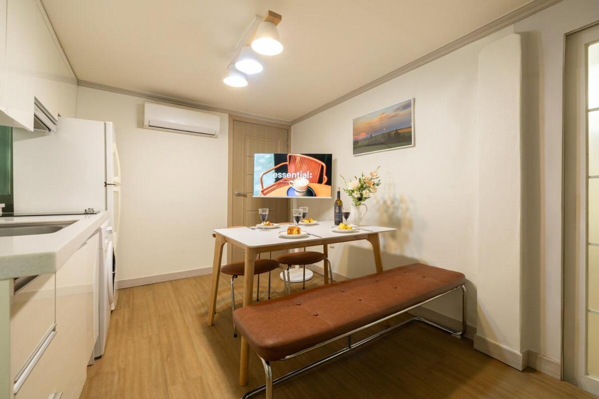 Seoul Station,3R6B, 12-person family, group, Myeongdong, Itaewon, cinema, free parking - 3