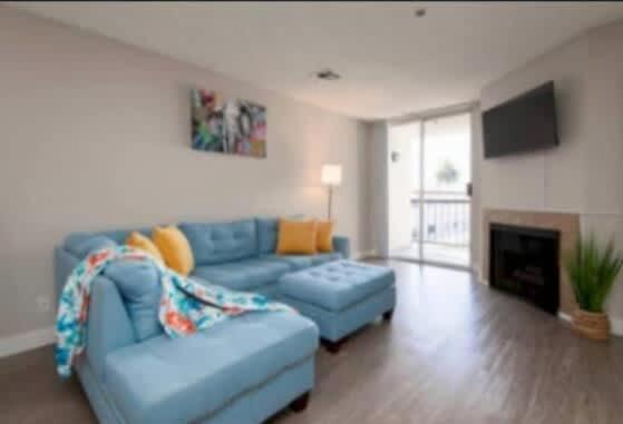 Polished 1BR Hollywood Apt w Rooftop Pool & Views - 5