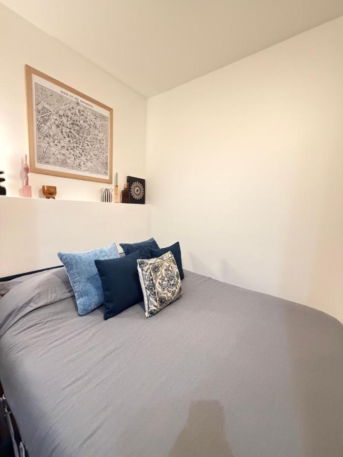 Studio one street away from the Marais!