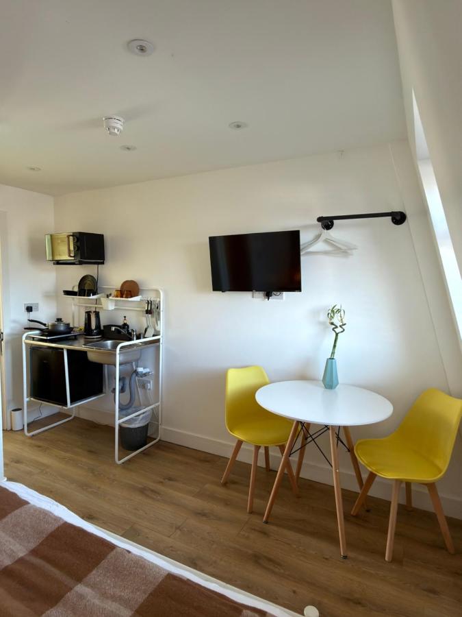 Townhouse Studio with Kitchen & Ensuite - Great Location - 5