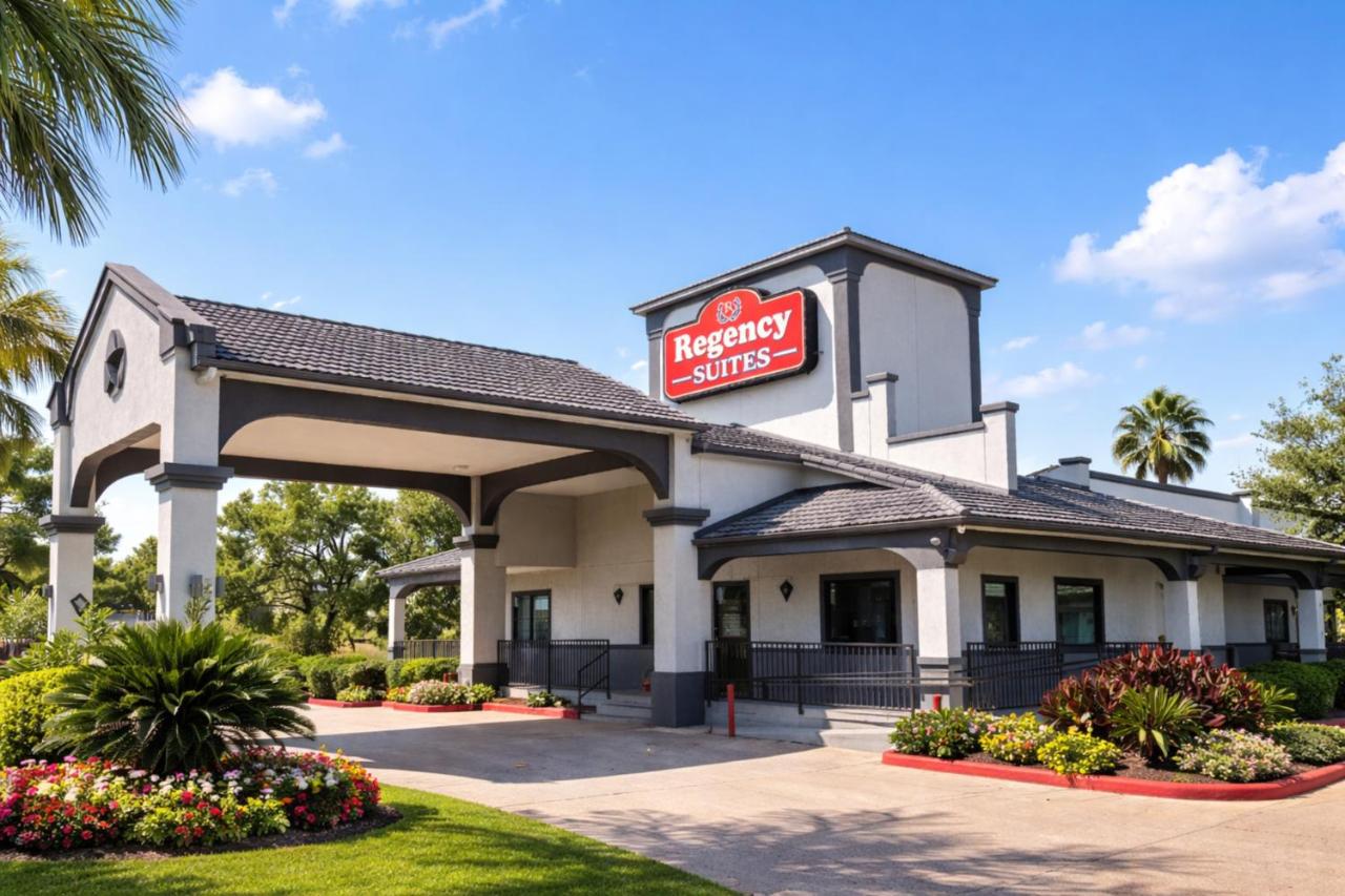 Image: Hotel O Regency Suites Houston - IAH Beltway 8