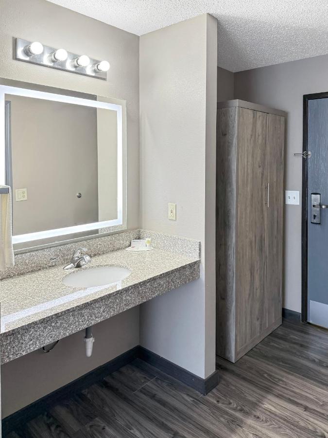Reston Inn & Suites — photo 3