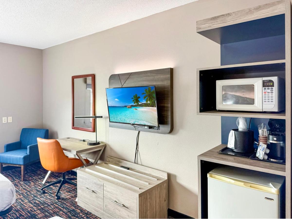 Reston Inn & Suites — photo 23