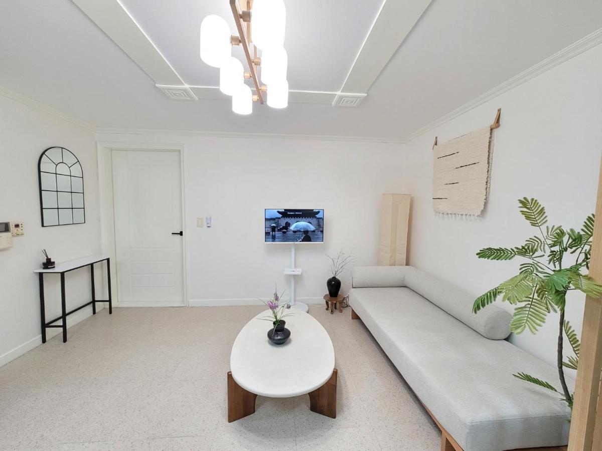 Shinchon Station 4min Walk, 2BR Family Friendly Spacious Stylish - 4
