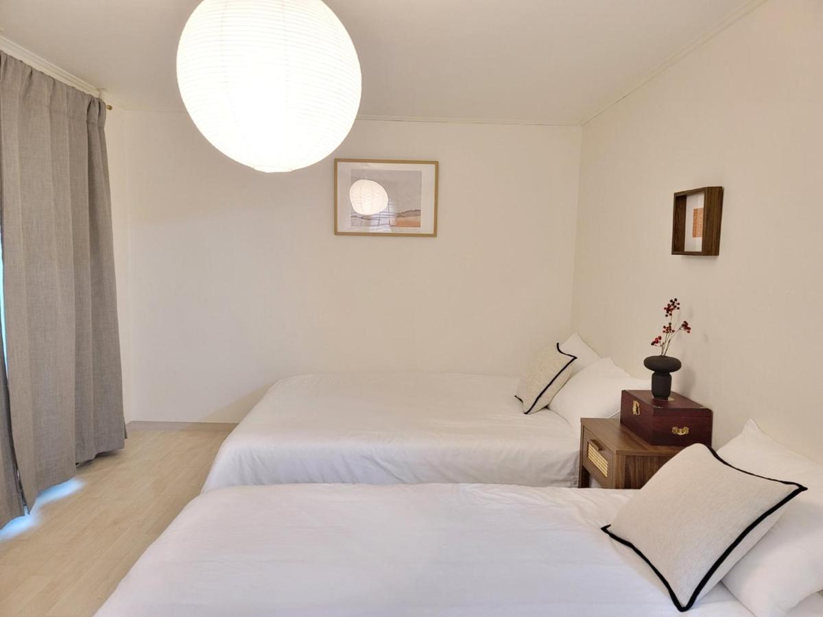 Shinchon Station 4min Walk, 2BR Family Friendly Spacious Stylish - 2