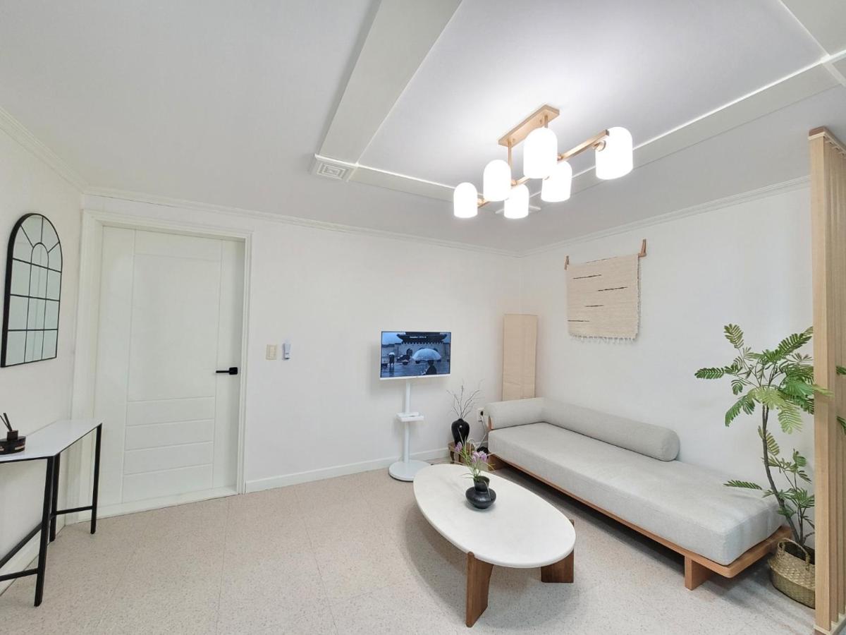 Shinchon Station 4min Walk, 2BR Family Friendly Spacious Stylish