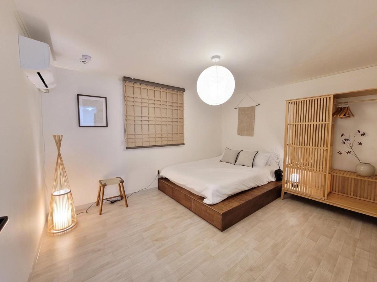Shinchon Station 4min Walk, 2BR Family Friendly Spacious Stylish - 3