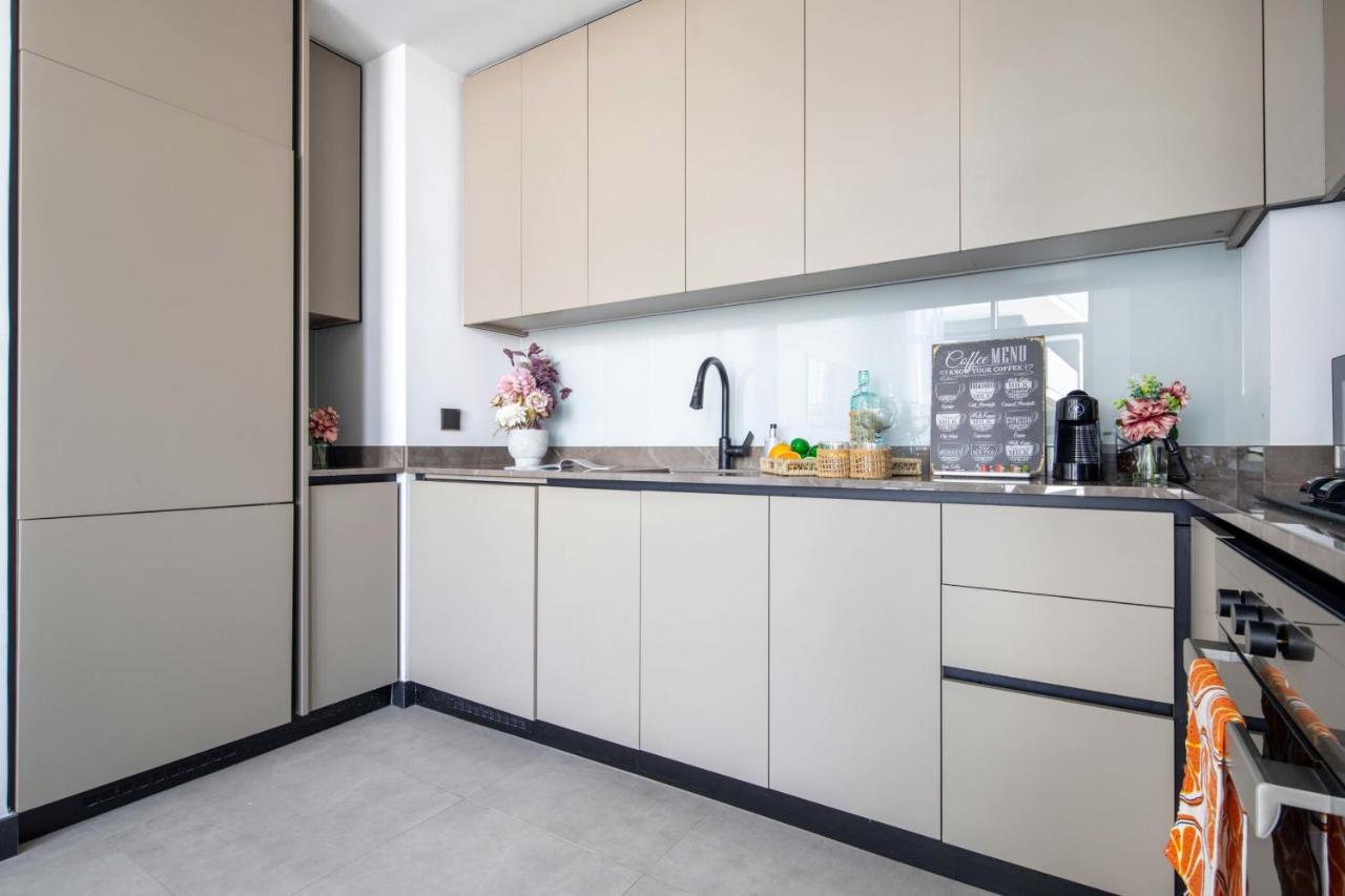 Frank Porter - 15 Northside Tower 2A - 2