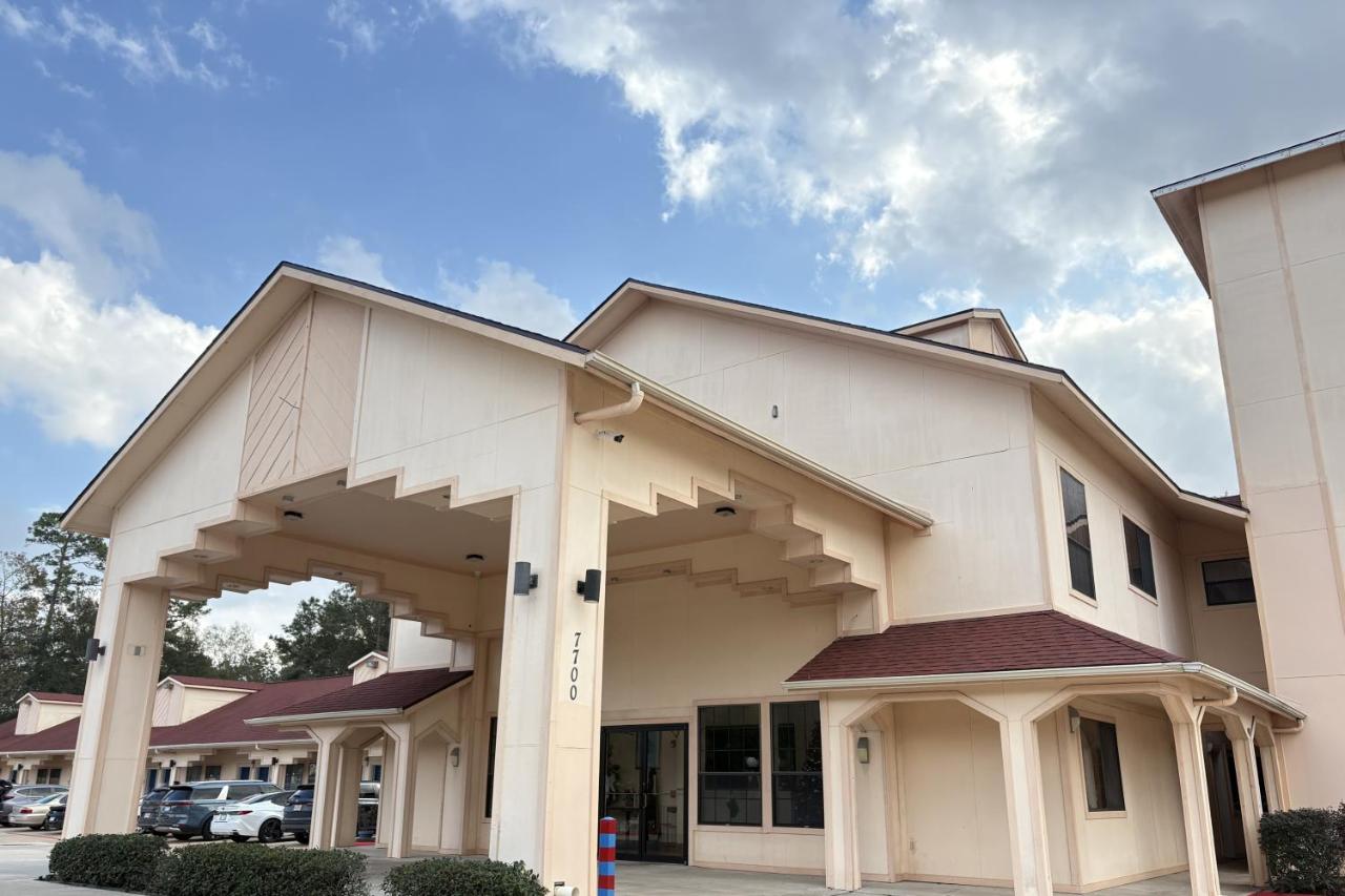 REGENCY INN & SUITES — photo 11