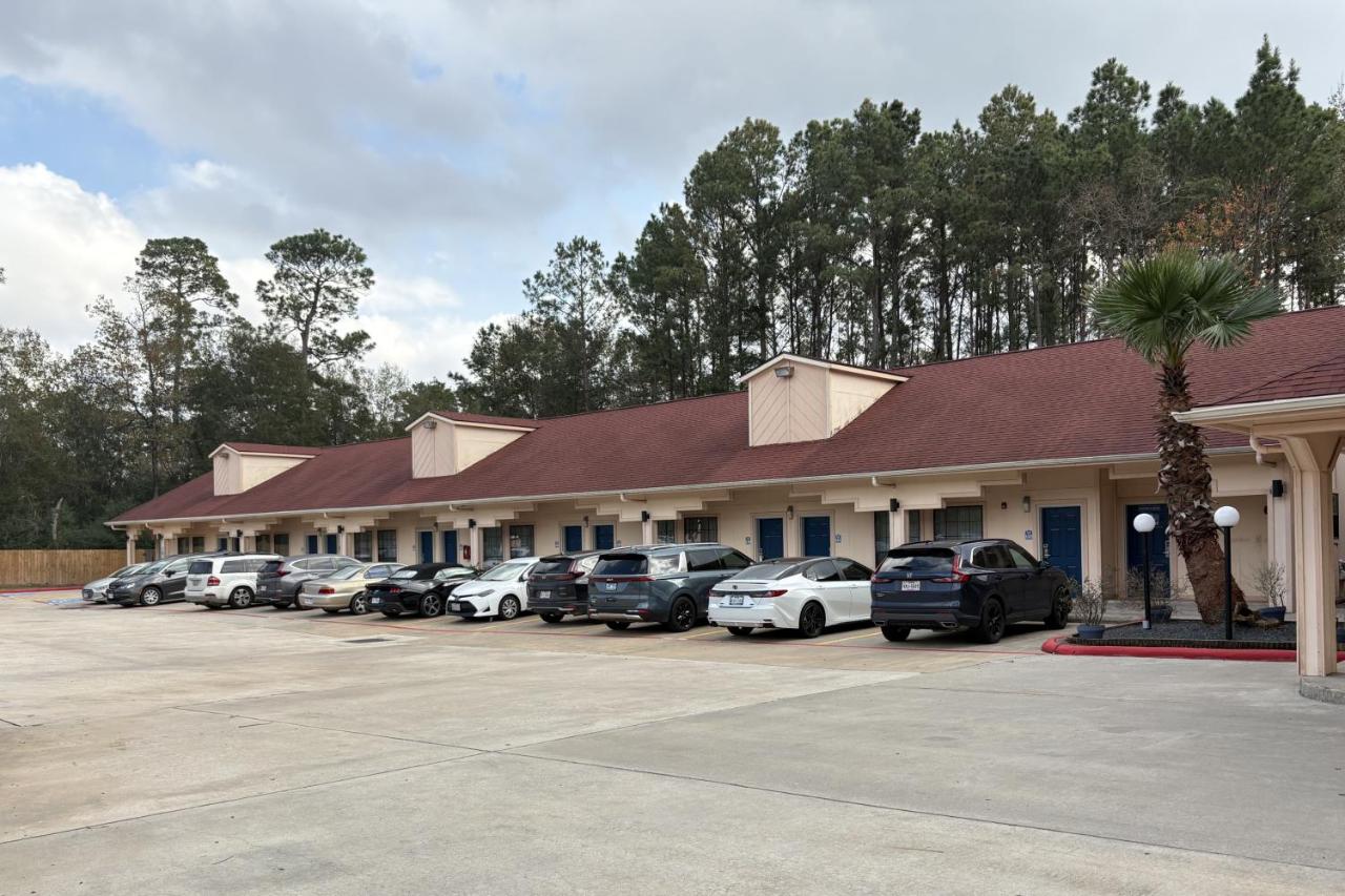 REGENCY INN & SUITES — photo 8