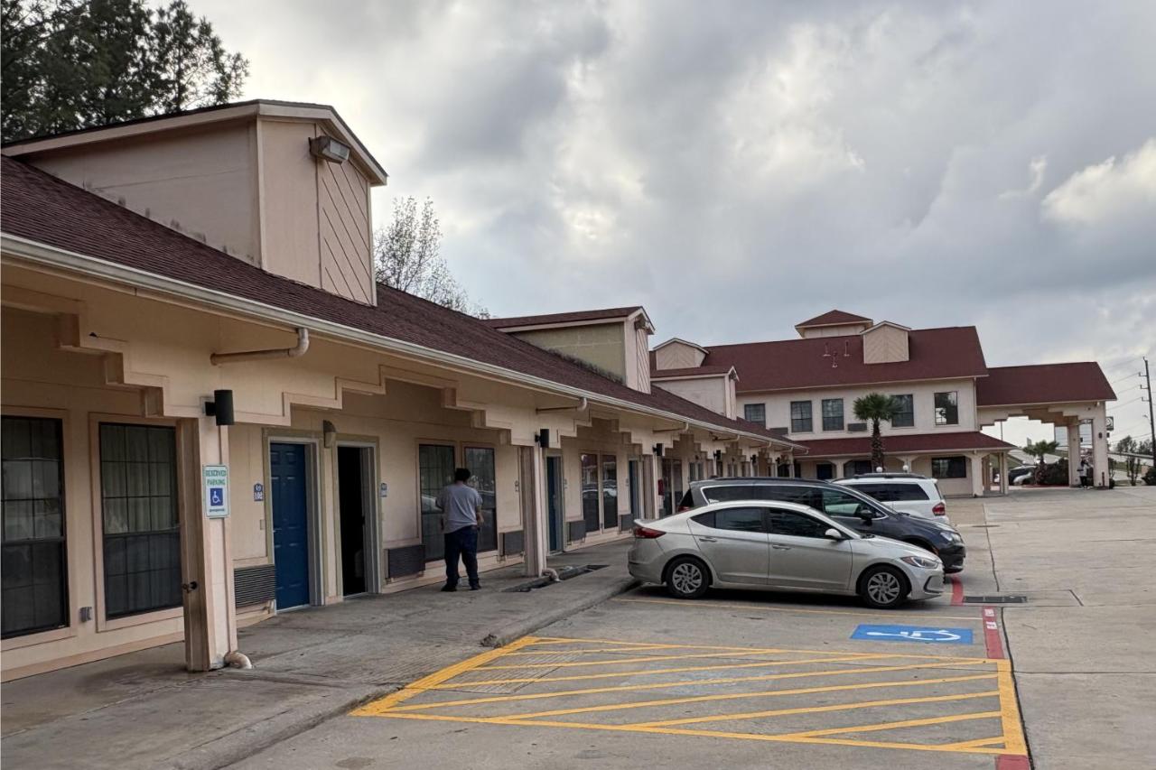 REGENCY INN & SUITES — photo 19