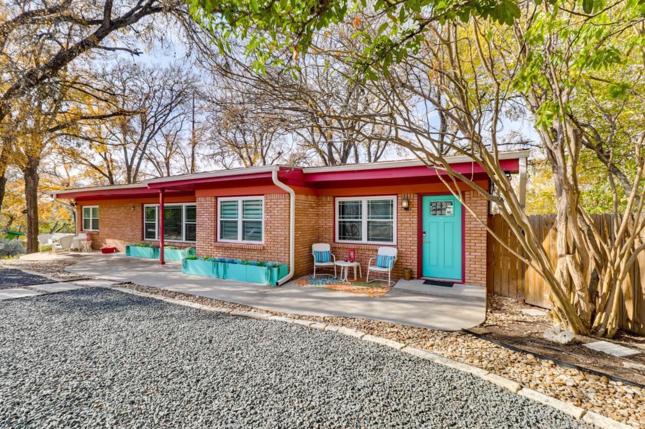 Convenient Couples Retreat 3 Mi to Dtwn Austin!