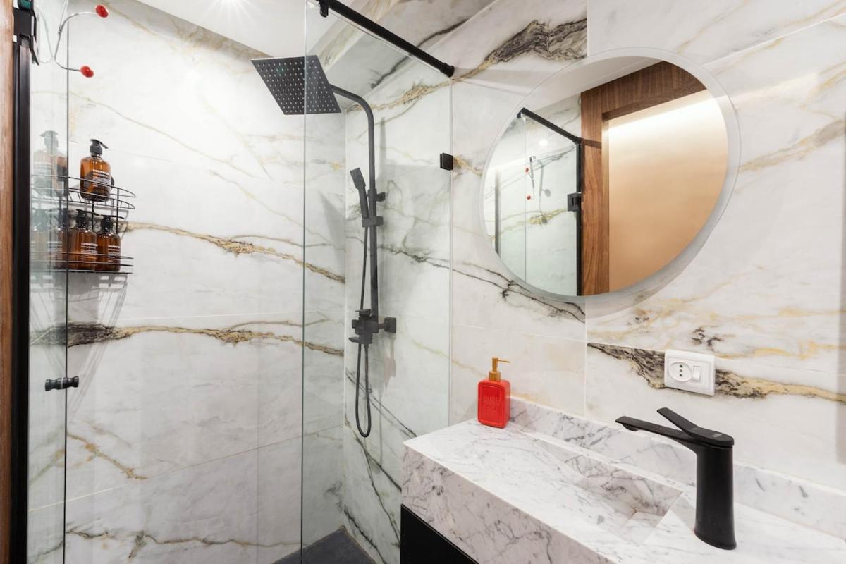 Jacuzzi Private Terrace Design Central Apartment - 3