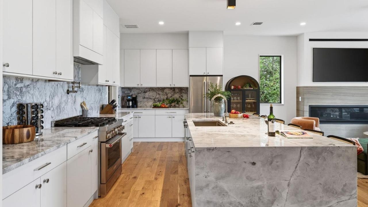 Sundown Social by AvantStay Lake Austin Views • Pool Firepit Deck Game Room • A Designer Style - 5