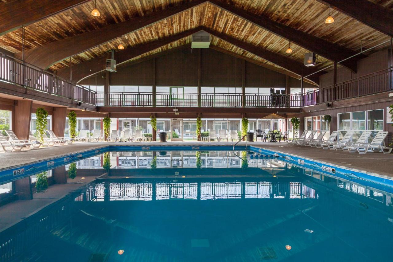 Heated swimming pool: Red Jacket Beach Resort
