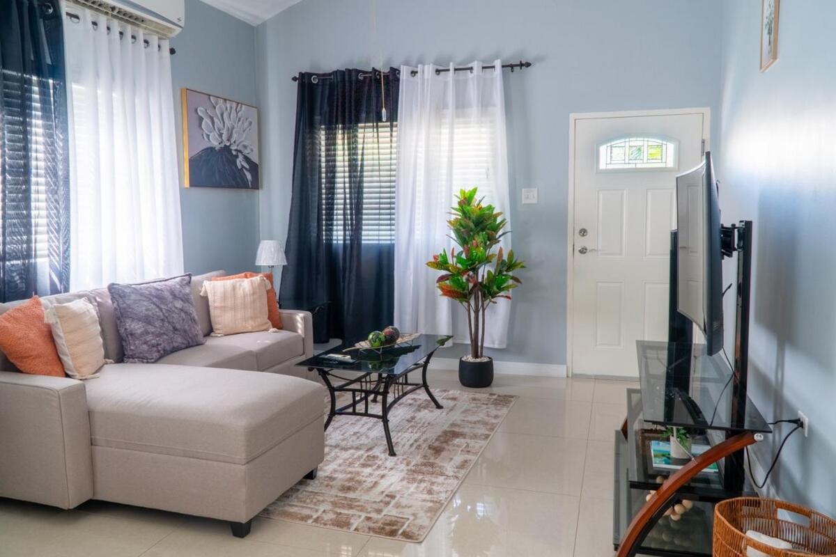 Palm Serenity- Gated Pool Home in Portmore