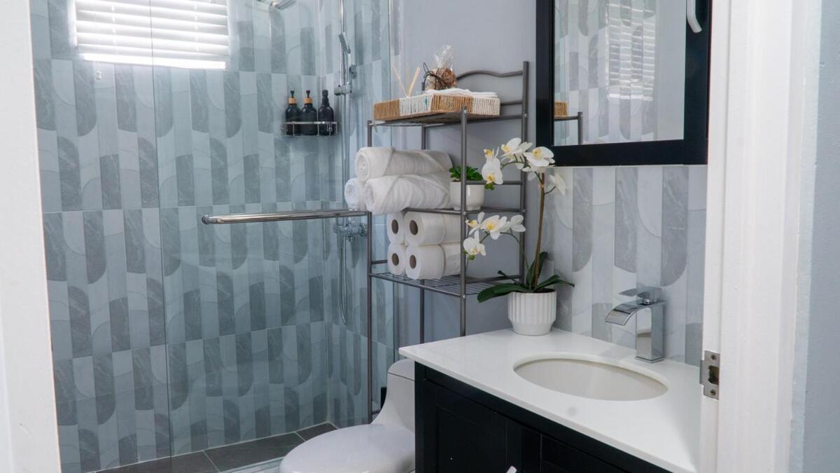 Palm Serenity- Gated Pool Home in Portmore - 2