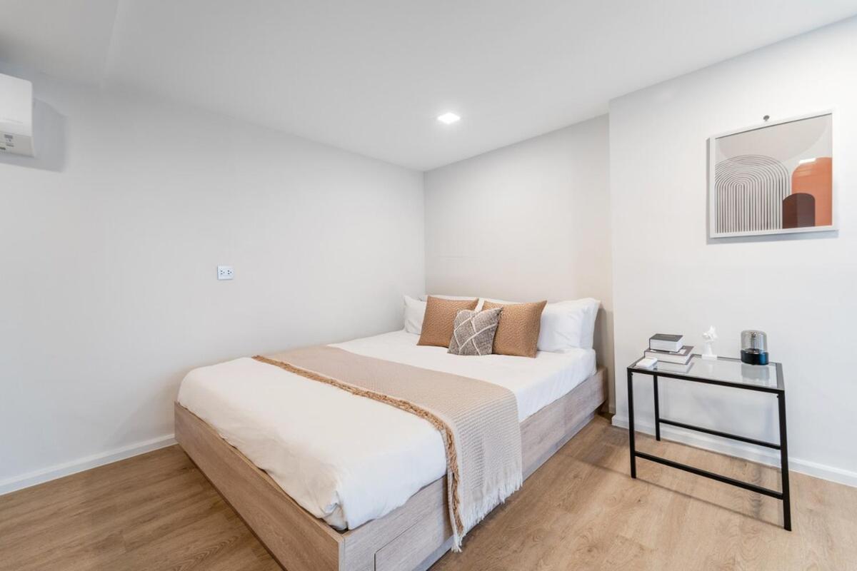 Bright Duplex Panoramic Views Rooftop Pool & Gym - 2