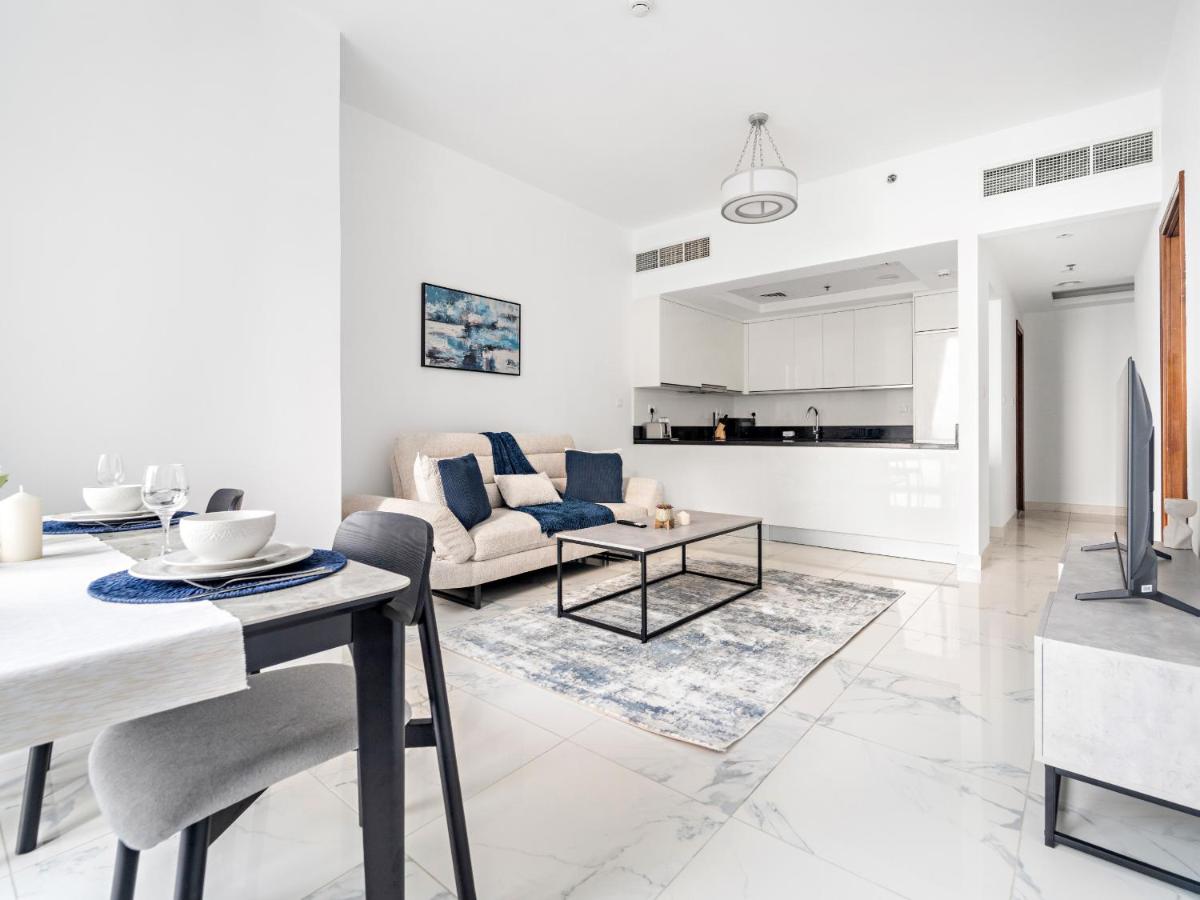 Charming City View w 1BDR Apartment In Noura Tower - 4