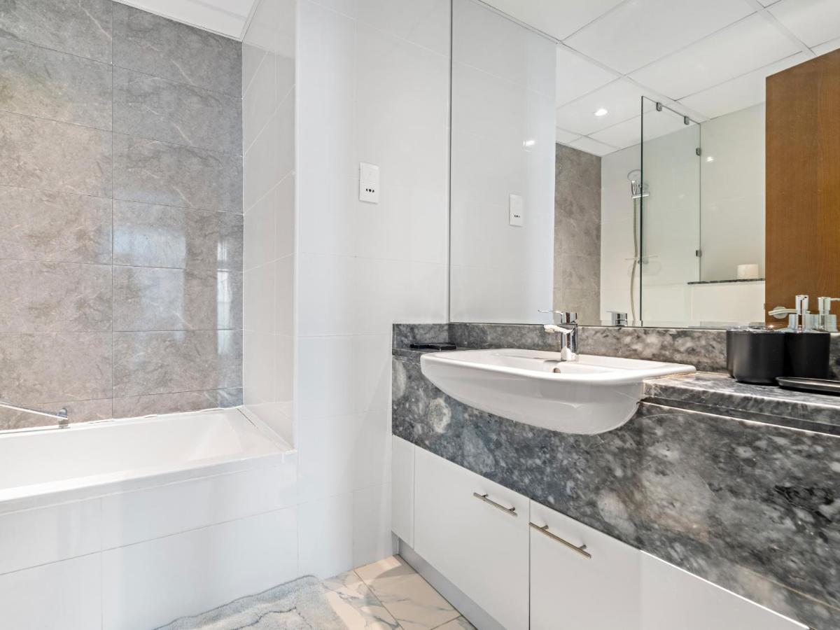 Charming City View w 1BDR Apartment In Noura Tower - 3