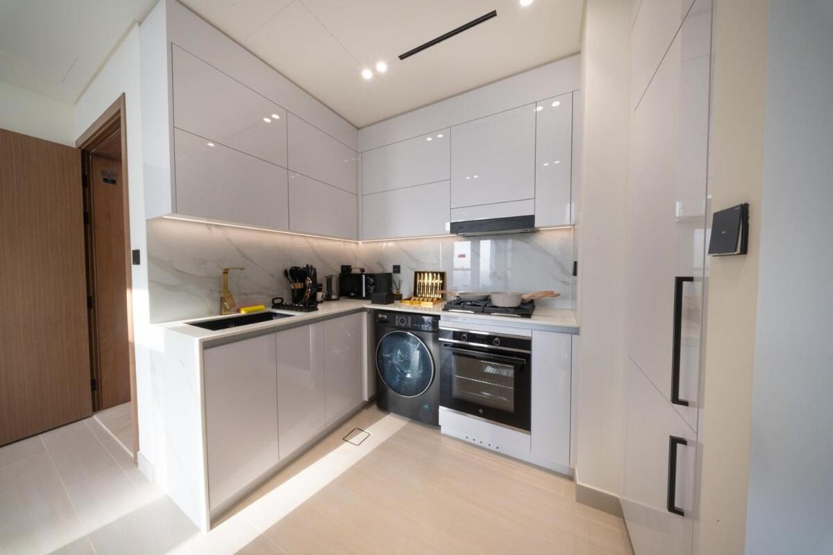 Sleeps 4 I Circle Mall I Epic Pool - 5