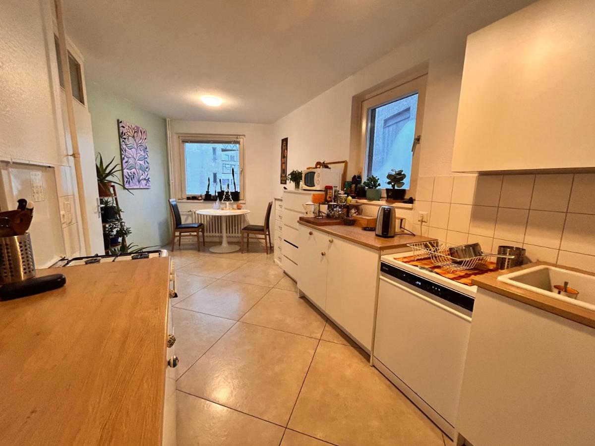 1 Zimmer mit Aussicht und 1 Zimmer mit Balkon in 4 Zimmer Wohnung, Szene, Parks und Top Lage - 5