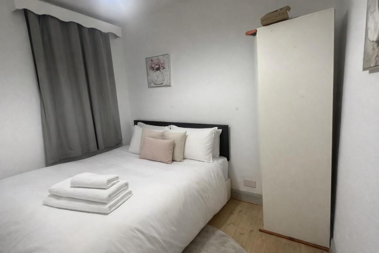 cosy double bedroom seconds near Eurostar