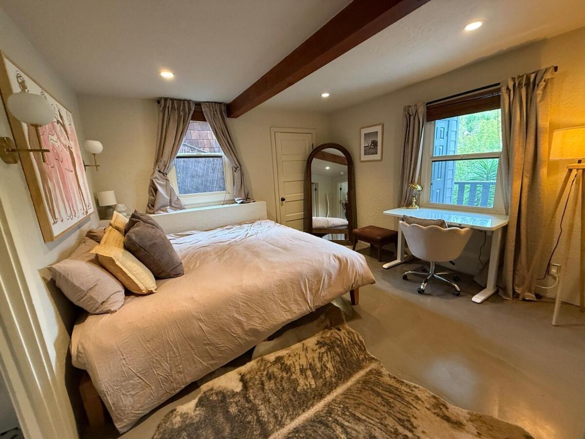 Hollywood Hills Duplex with view and parking! - 2