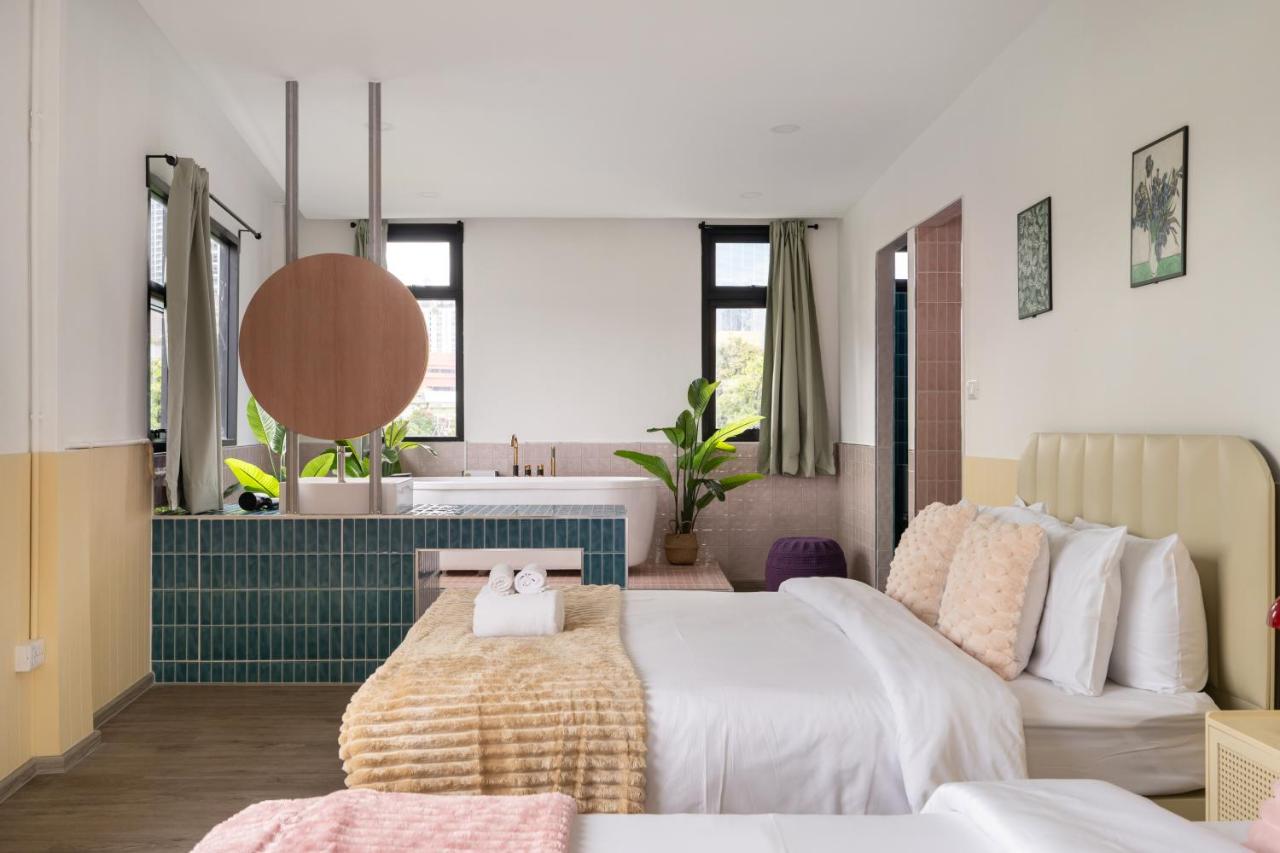 MIQ Ekkamai1 - 5BR house 65 inch TV