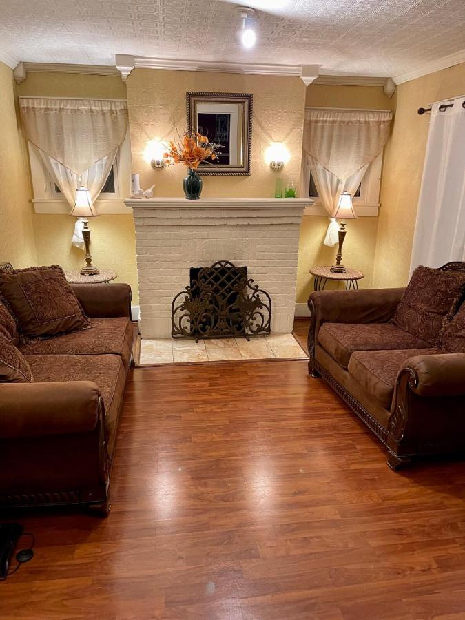 Home Away from Home MlNUTES! to Broadway & Stadium