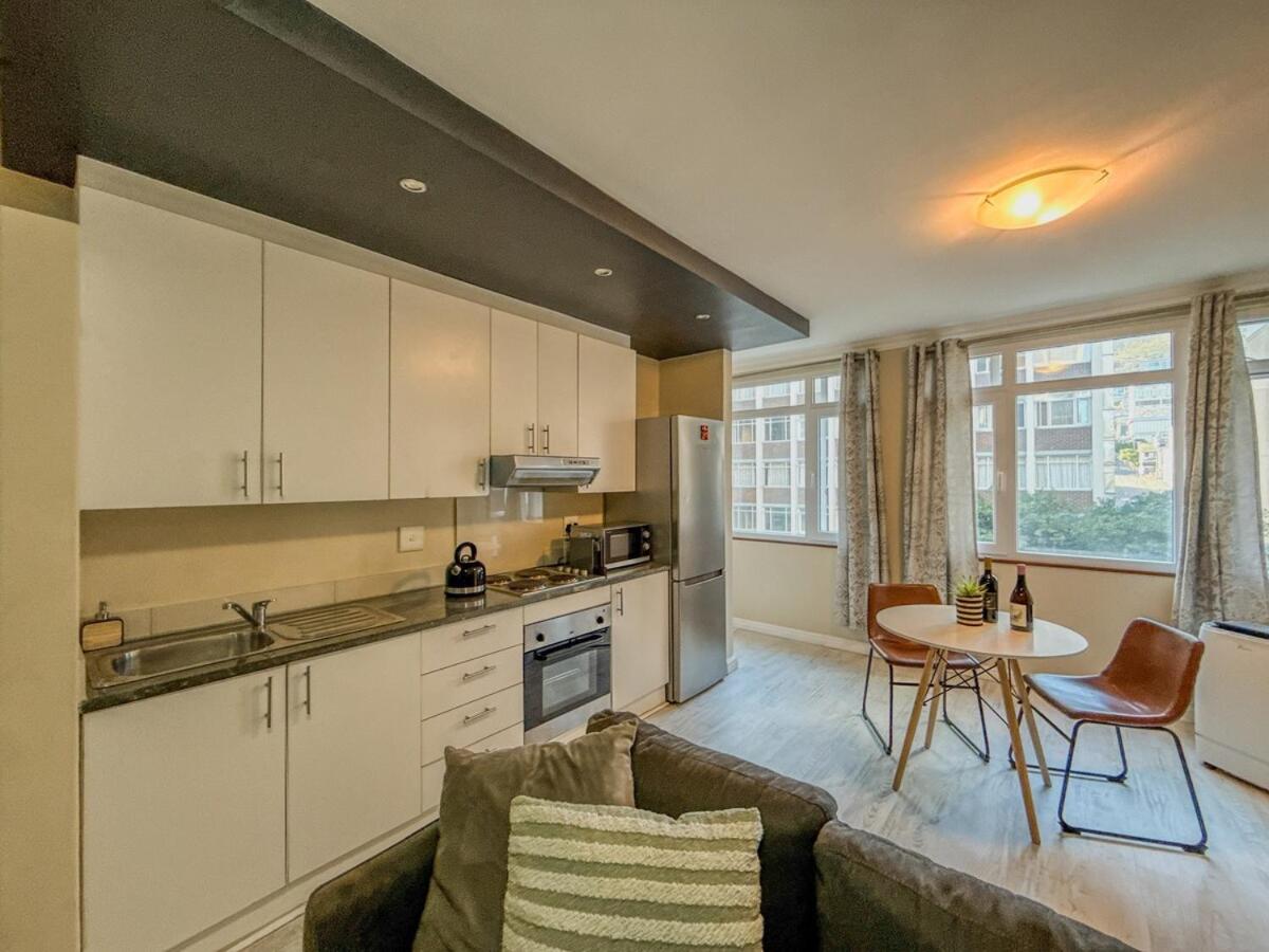 Charming Apartment in the Heart of Cape Town - 4