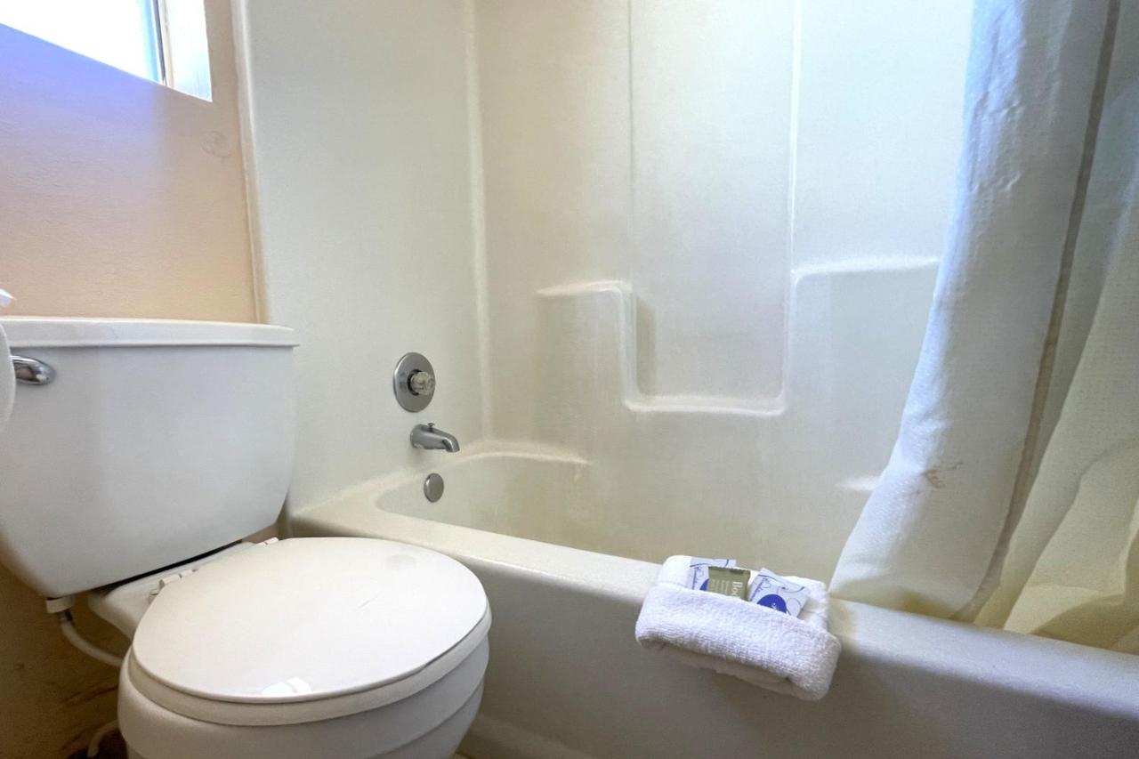 Raymond Motor Inn — photo 8