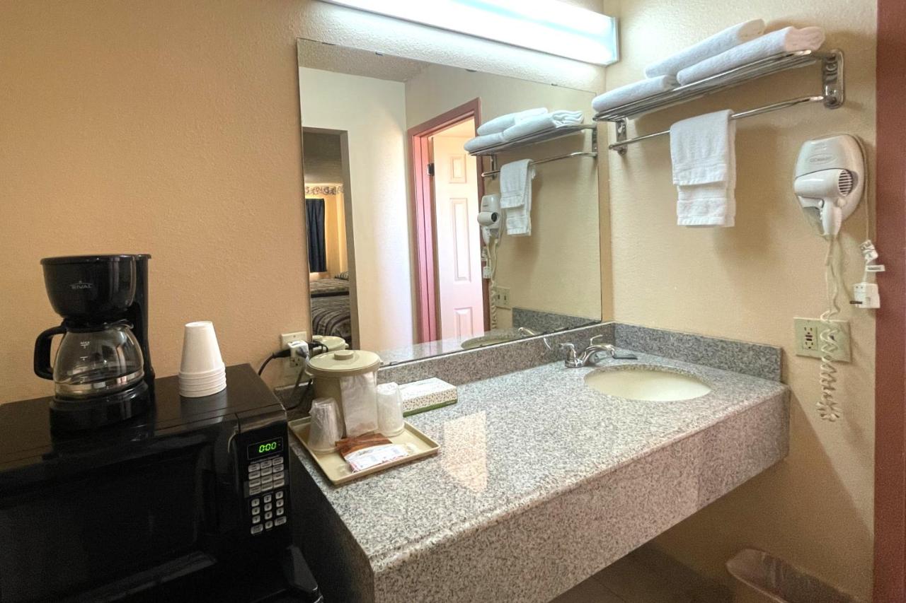 Raymond Motor Inn — photo 3