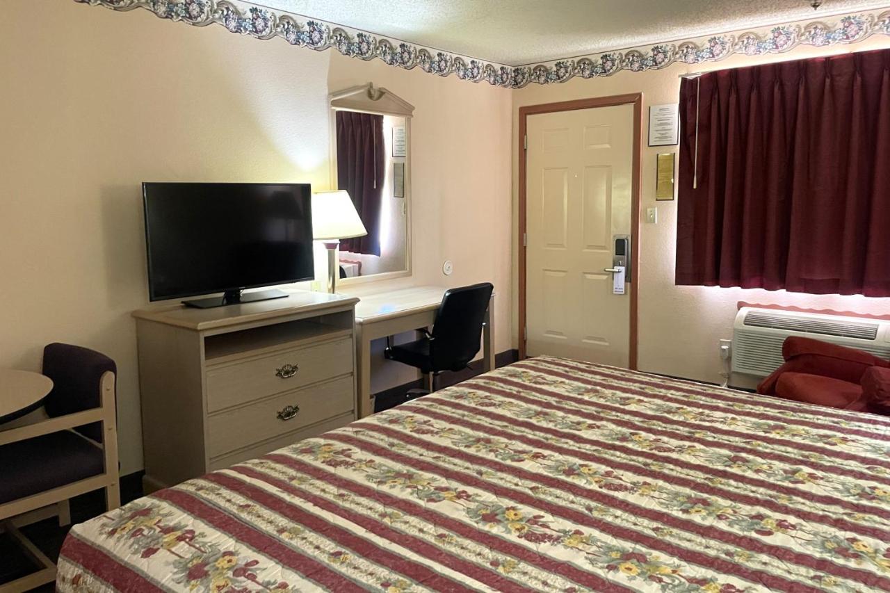 Raymond Motor Inn — photo 16