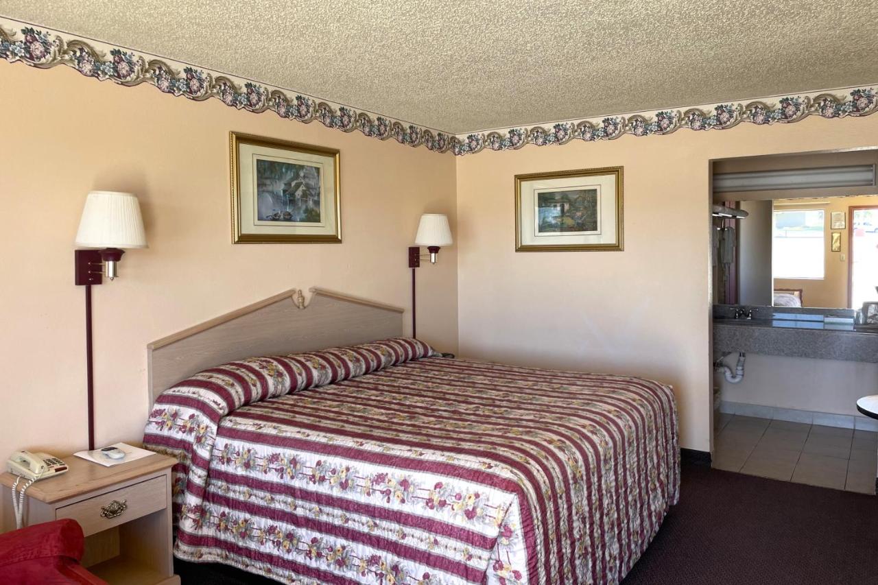 Raymond Motor Inn — photo 17
