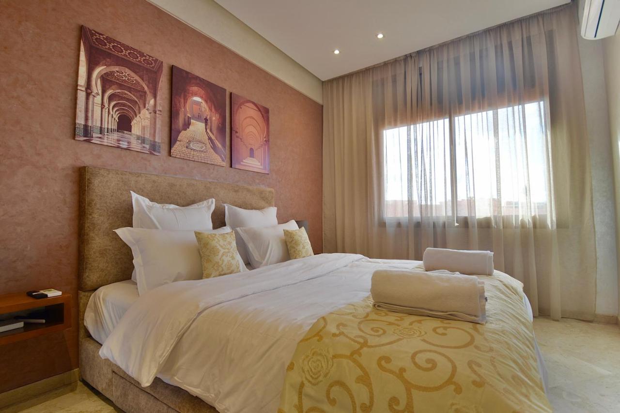 Central location-Queensize bed- Parking, AC & Iptv - 2