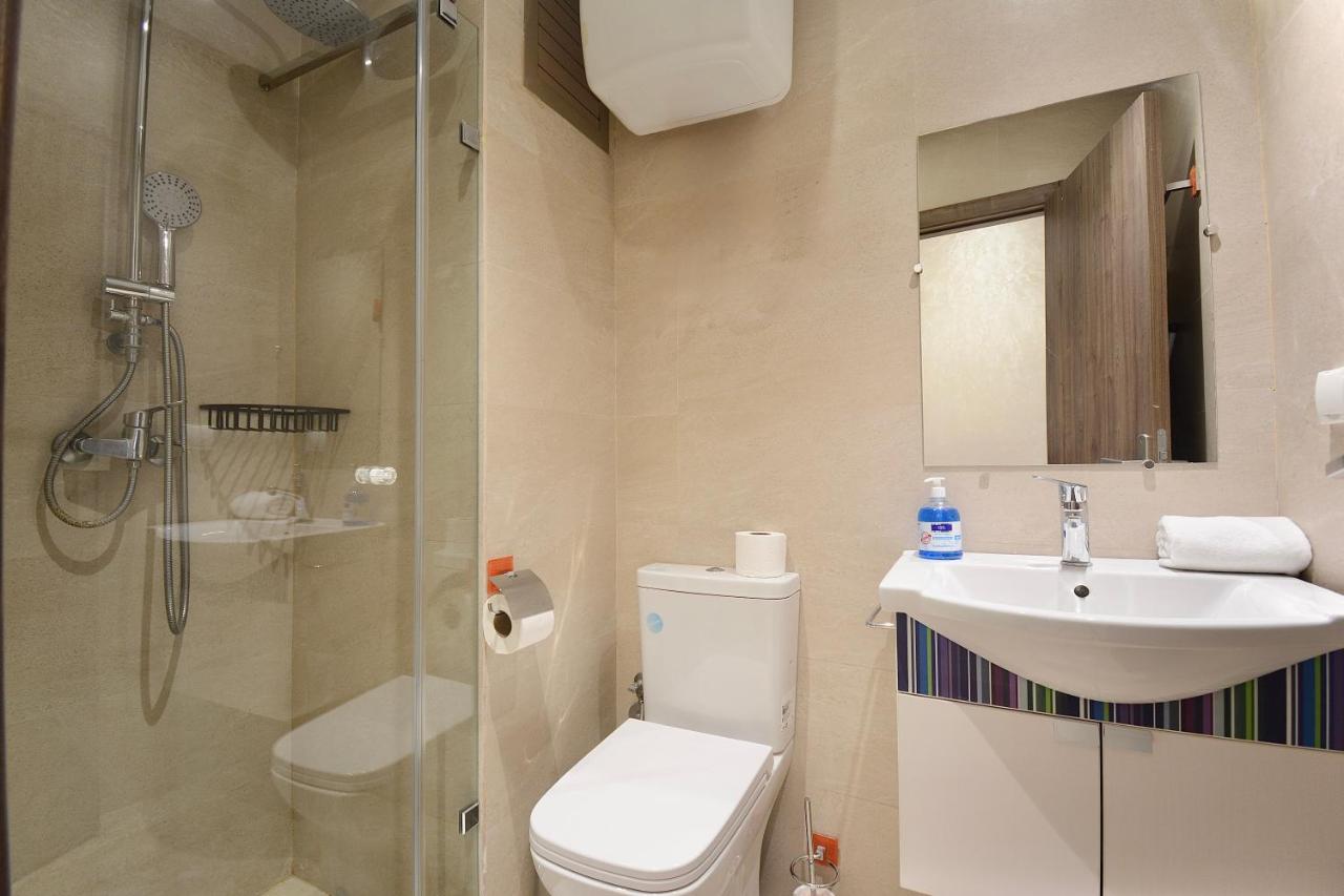 Central location-Queensize bed- Parking, AC & Iptv - 3