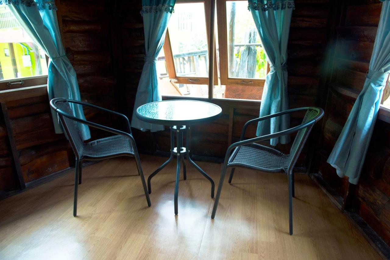 Sunflower Boathouse — quarto