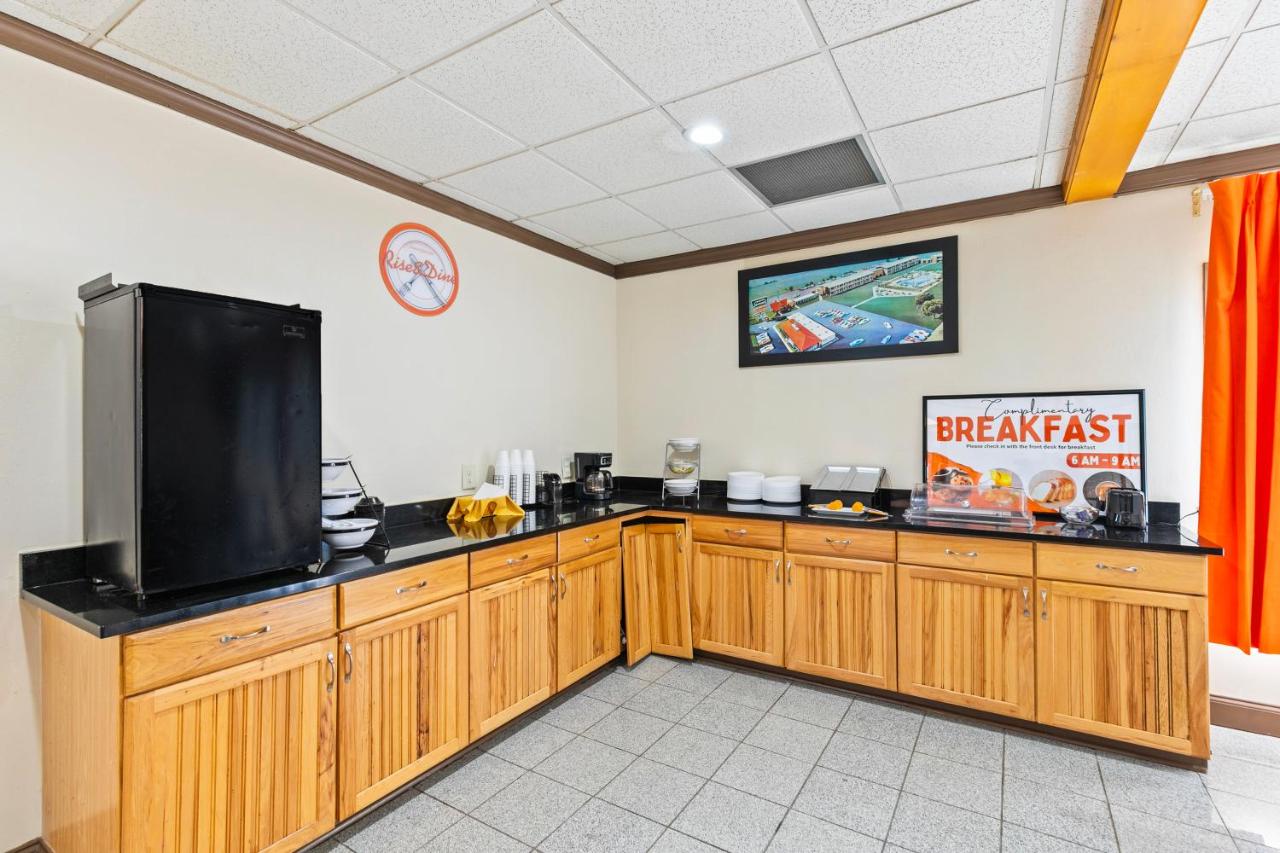 Broadway Inn Motel — photo 16