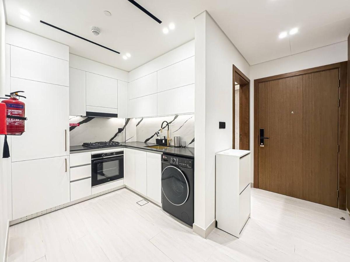 Modern Studio with Private Jacuzzi - 5