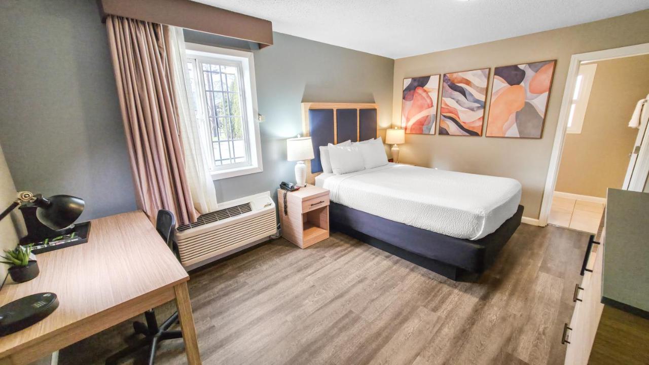 Courtesy Inn — photo 14
