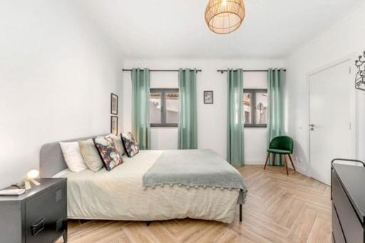 Charming 3 level house in Lagos center great balcony views and near beach - 2