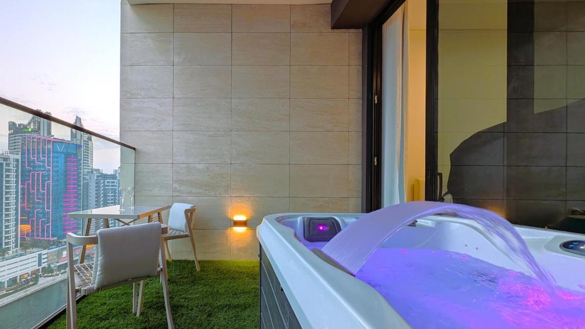 Sleek and Cozy Studio, Private Jacuzzi, Canal View
