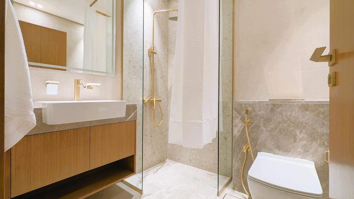 Sleek and Cozy Studio, Private Jacuzzi, Canal View - 3