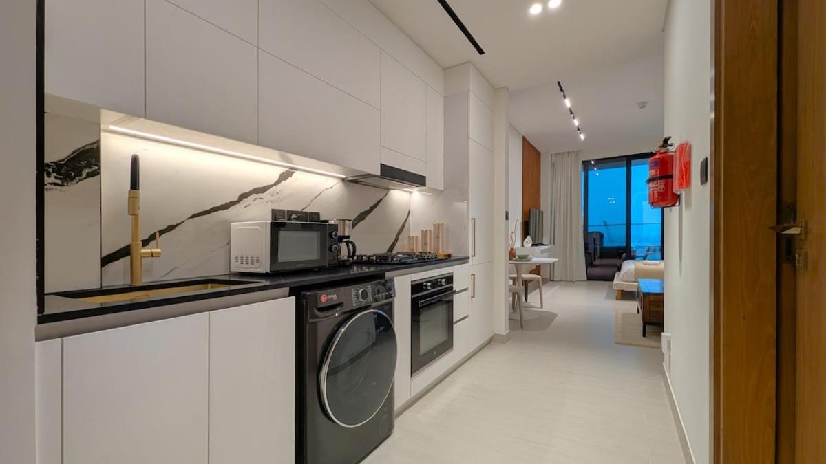 Sleek and Cozy Studio, Private Jacuzzi, Canal View - 5