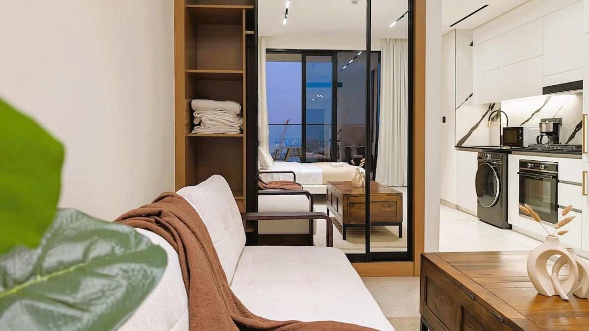 Sleek and Cozy Studio, Private Jacuzzi, Canal View - 2